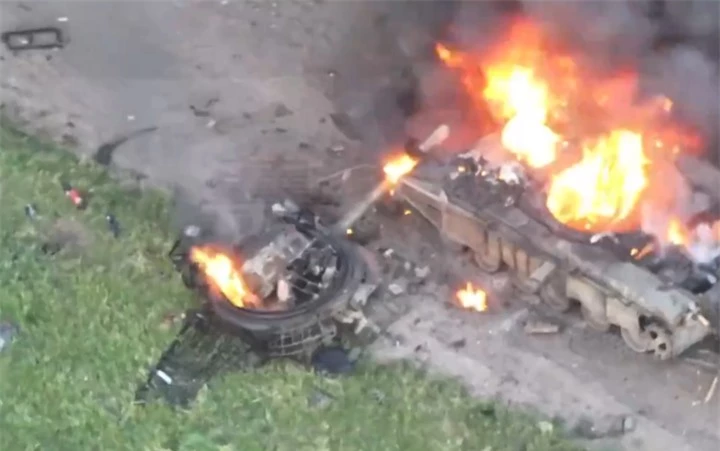 UAV Ukraine xuyên thủng qua thân xe và đâm vào kho đạn. Điều này dẫn đến một vụ nổ trực tiếp thổi tung tháp pháo xe tăng.