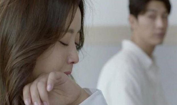 Trên đường đi đăng ký kết hôn với người mới thì tôi gặp chồng cũ, anh gượng cười đưa tôi một túi đồ khiến tôi bật khóc ngay tại chỗ rồi lập tức quyết định quay về