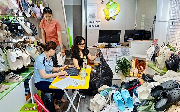 Đội QLTT số 2 (Cục QLTT Đà Nẵng) kiểm tra, xử lý hộ kinh doanh trên đường Thái Phiên bán dép giả mạo thương hiệu Crocs.