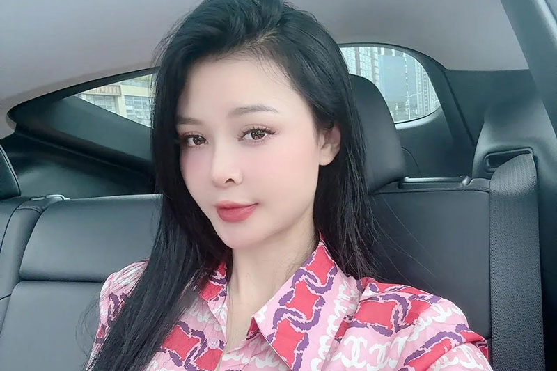Hot girl Luna Lee bén duyên trở thành hot TikTok live ngàn người mê