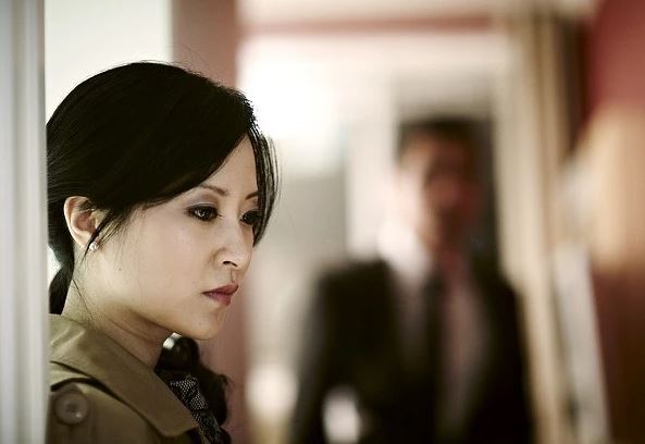 Mở cửa ra thấy bố chồng cũ với khuôn mặt gầy gò, tôi hoảng hốt mời ông vào nhà nhưng khi ông vừa cất lời hỏi, tôi choáng váng không thể tin nổi