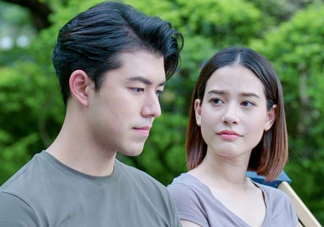 Mỗi khi nhà tôi có khách đến chơi thì chưa đầy 10 phút sau là chồng cũ dắt con sang ngồi sừng sững trong phòng khách khiến tôi rất khó xử