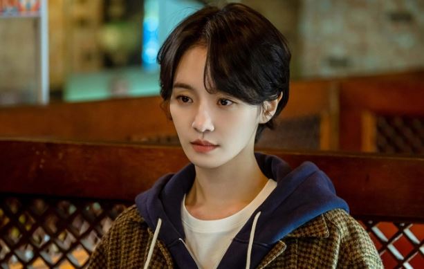 Nhờ mẹ của bạn trai lấy đồ hộ, vừa nhìn tên gói đồ bác liền mắng mỏ tôi là "gái mất nết"