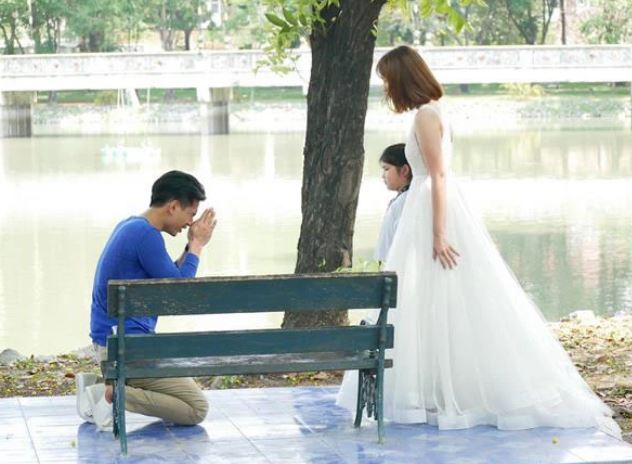 Đúng ngày tôi đi chụp ảnh cưới, chồng cũ đột nhiên xuất hiện với bộ dạng tàn tạ và cầu xin tôi đừng tái hôn