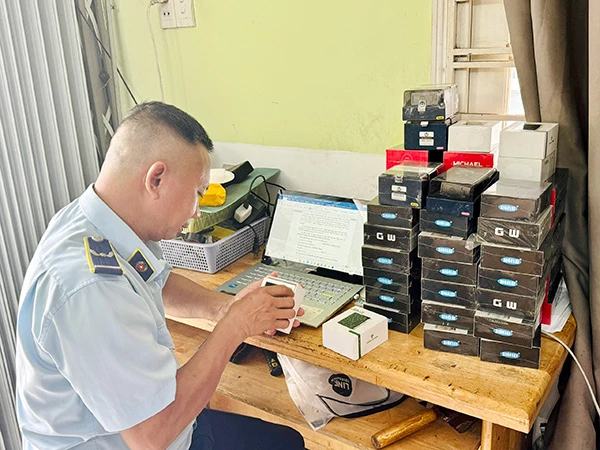 Đội QLTT số 2 phát hiện hàng hoá không có hoá đơn, chứng từ hợp tác tại cơ sở kinh doanh thuốc lá điện tử trên đường Trần Xuân Lê.
