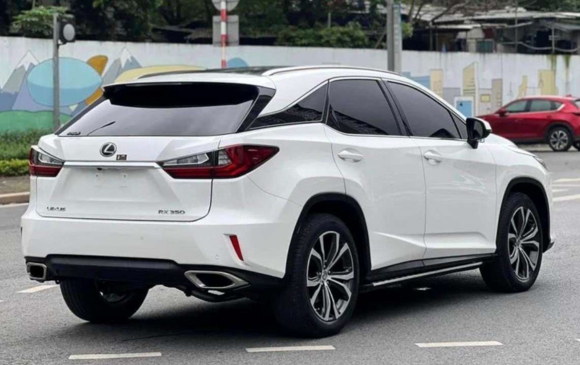 Lăn bánh 8 năm, xe sang Lexus RX 350 rớt giá ngang một chiếc Hyundai Santa Fe
