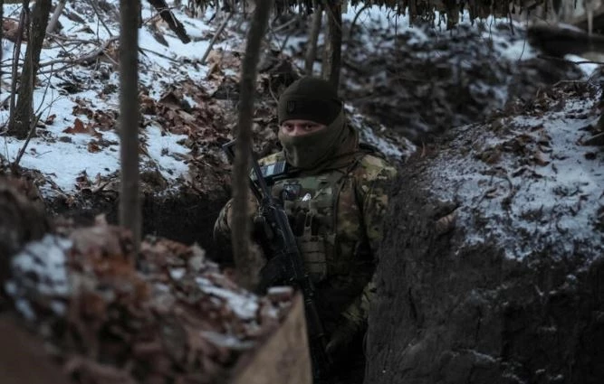 Binh sĩ Ukraine trong chiến hào trên tiền tuyến ở vùng Sumy. Ảnh: Reuters