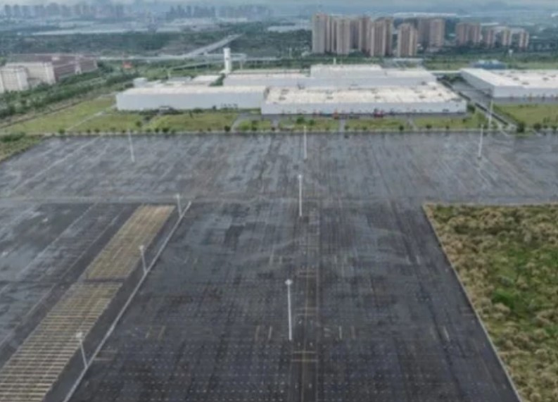 Hàng loạt nhà máy sản xuất ô tô chạy xăng thành đống hoang tàn