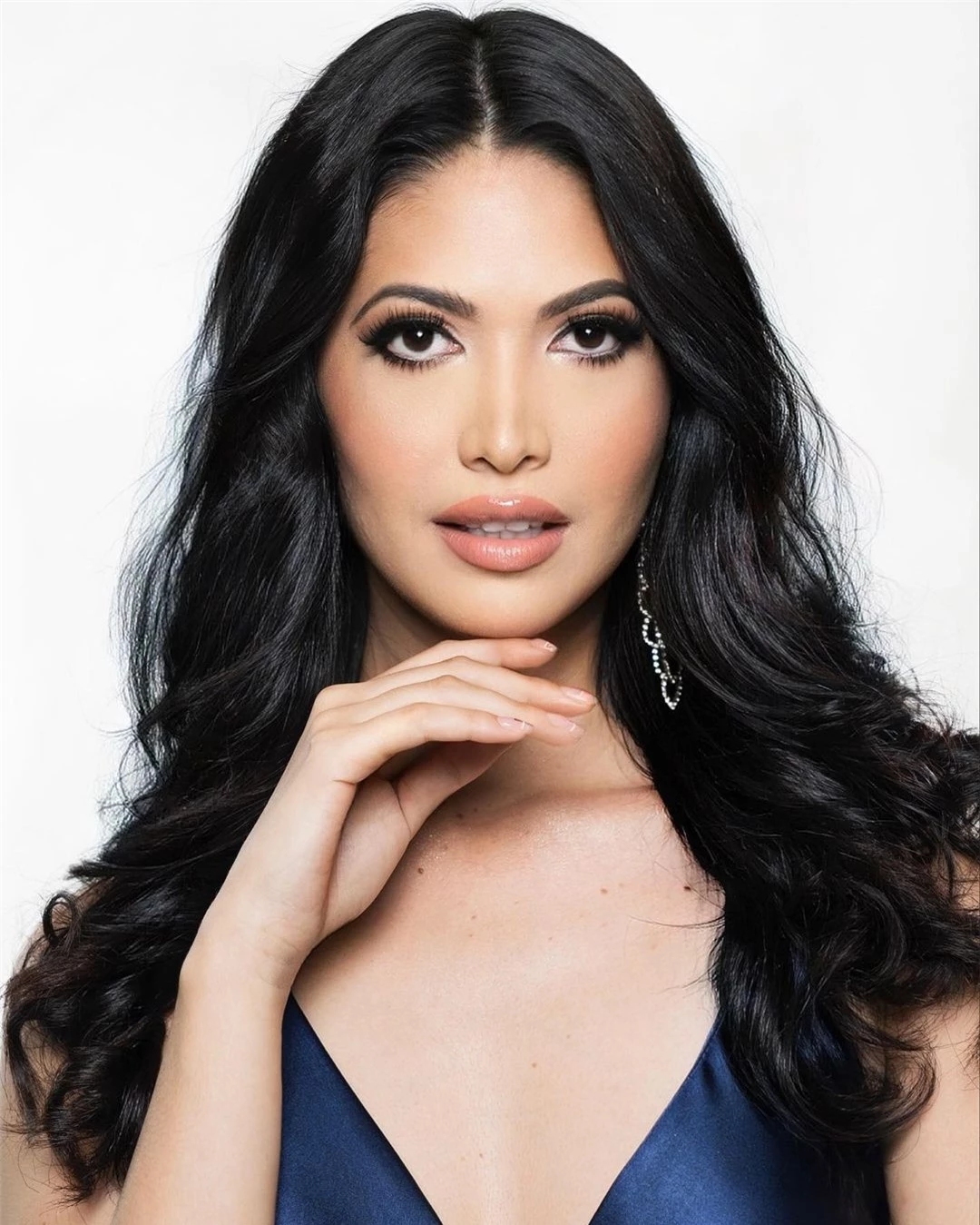 Tân Hoa hậu Hòa bình Ecuador có hình thể quyến rũ nhưng gương mặt bị chê già ảnh 21