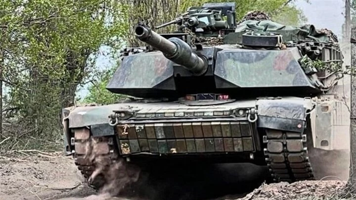 Xe tăng M1 Abrams của Ukraine gắn giáp phản ứng nổ Kontakt-1.