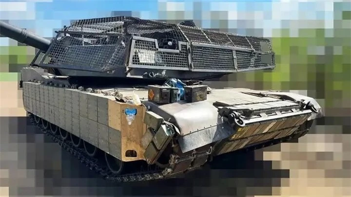 Một chiếc Abrams của Ukraine được trang bị giáp phản ứng nổ và giáp lồng.