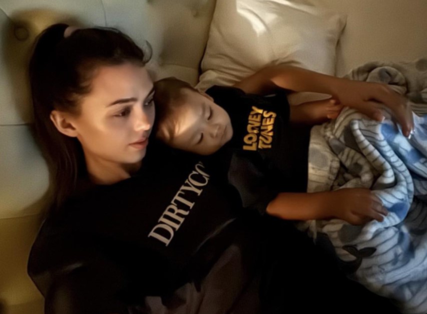 Cô vợ sexy của "người hùng Thường Châu" cô đơn khi chồng vắng nhà nhưng vẫn hạnh phúc vì có người này bên cạnh