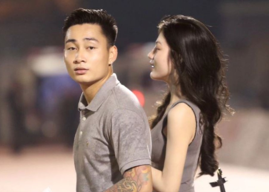 'Tóm dính' tiền đạo nổi tiếng hẹn hò với hot girl chân dài, lái xe bạc tỉ chở nàng đi chơi