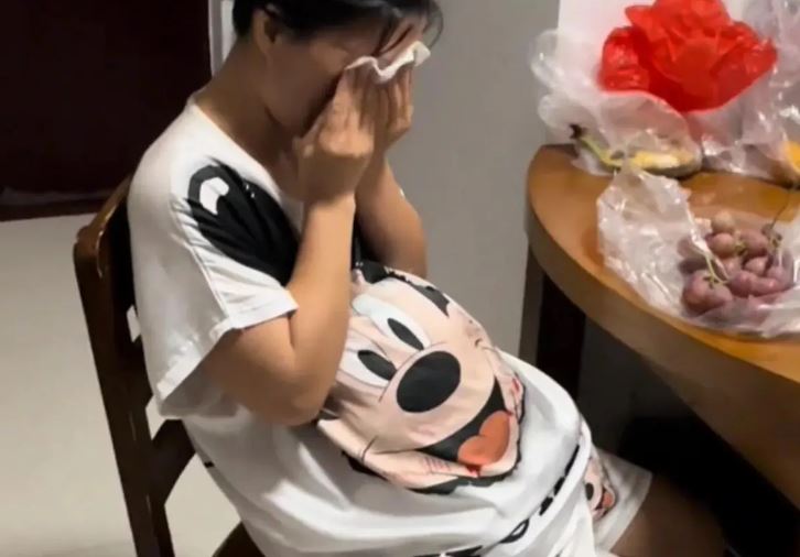 Vợ bầu thèm ăn sầu riêng nhưng chồng lại mua chùm nho đỏ, nghe chồng nói một câu mà bật khóc