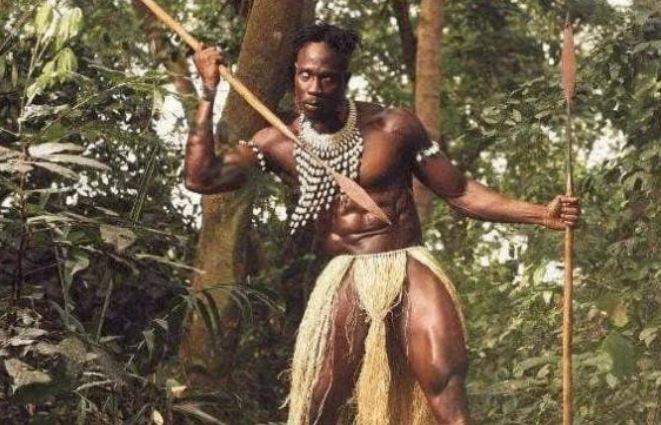 Bí ẩn bộ tộc đàn ông nào cũng lực lưỡng 8 múi, phụ nữ gây rùng minh khi ngồi xổm sinh con