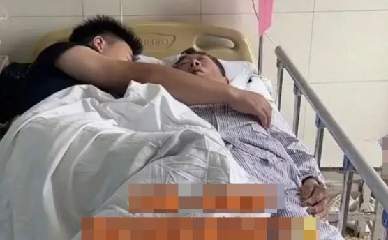 Con rể đến bệnh viện chăm sóc bố vợ, nửa đêm con gái đến thăm, không tin nổi với cảnh trong phòng