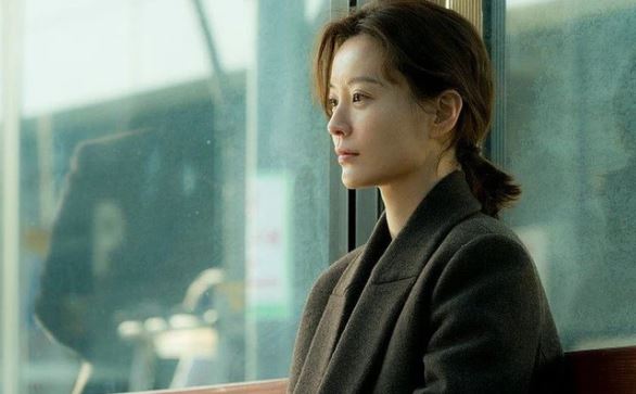 Đang ăn cơm vui vẻ cùng gia đình bạn trai thì bỗng có người đàn ông lạ bước vào phá tan bầu không khí