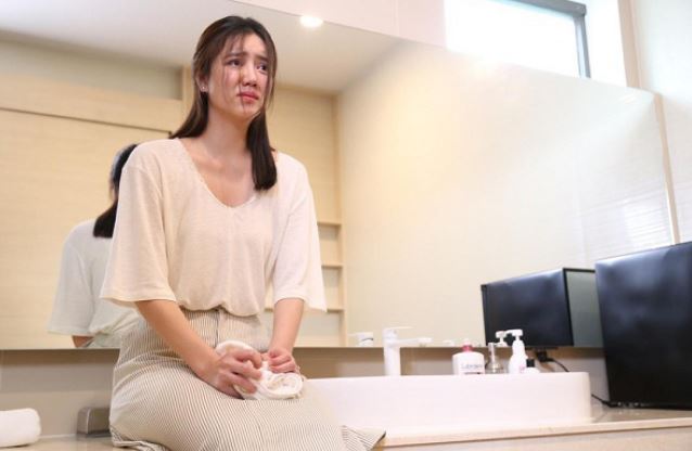 Ly hôn xong, chồng cũ gọi tôi ra quán cà phê, đưa cho tôi một chiếc thẻ ngân hàng và nói như đang trăng trối khiến tôi chết điếng