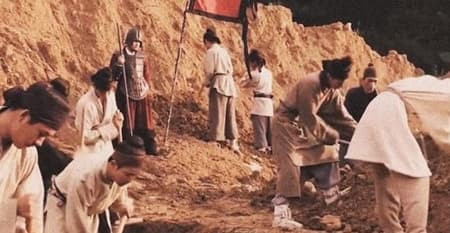 Sau khi mai t&#xE1;ng Ho&#xE0;ng &#x111;&#x1EBF;, ng&#x1B0;&#x1EDD;i th&#x1EE3; x&#xE2;y cu&#x1ED1;i c&#xF9;ng trong l&#x103;ng s&#x1EBD; tho&#xE1;t ra ngo&#xE0;i nh&#x1B0; th&#x1EBF; n&#xE0;o?