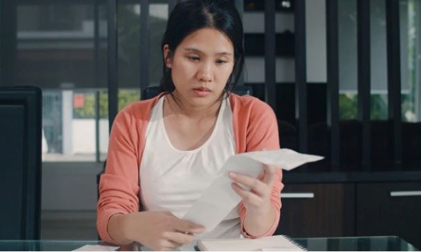 Ngày chồng cũ phá sản, tôi cầm 200 triệu đến đưa cho nhưng anh trả lại và nói một lời khiến tôi ra về trong uất hận