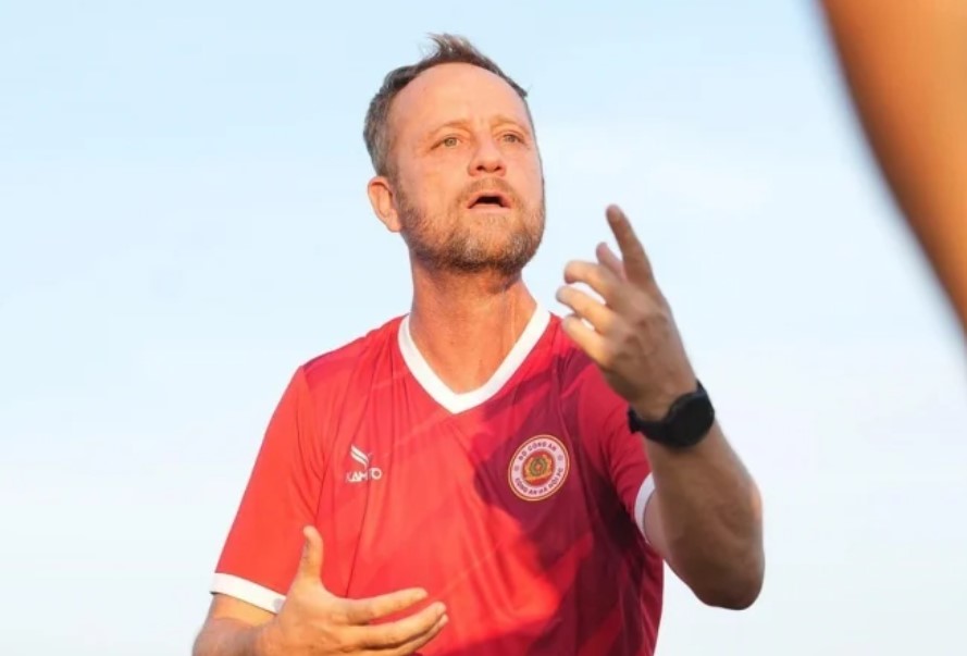 VPF ra thông báo về HLV Mano Polking và CLB CAHN