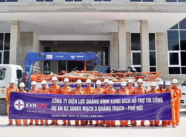 Đội xung kích của Công ty Điện lực Quảng Bình xuất quân hỗ trợ dự án.