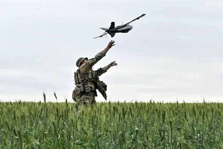 Một quân nhân Ukraine phóng máy bay không người lái trinh sát tiếp cận vị trí của quân đội Nga. (Ảnh: Reuters)