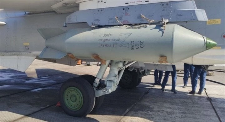 Bom ODAB-1500 gắn trên máy bay chiến đấu.