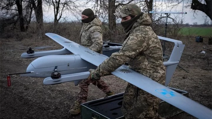 Các binh sĩ Ukraine thuộc lữ đoàn cơ giới số 22 chuẩn bị xuất kích UAV tầm trung Poseidon H10 gần Bakhmut, vùng Donetsk. (Ảnh: AP)