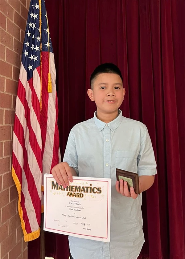 Con trai Quỳnh Chi nhận giấy khen nhờ thành tích đứng top 1 môn Toán toàn khối lớp 6, ở Mỹ.