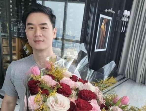 Vượt 300km trong đêm đến tặng hoa cho bạn gái, tôi bàng hoàng phát hiện bí mật giấu kín của cô ấy