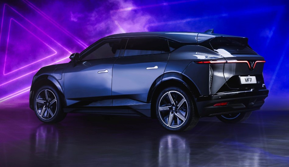 Cùng tầm giá, VinFast VF 7 bỏ xa Hyundai Tucson về vận hành và công nghệ an toàn