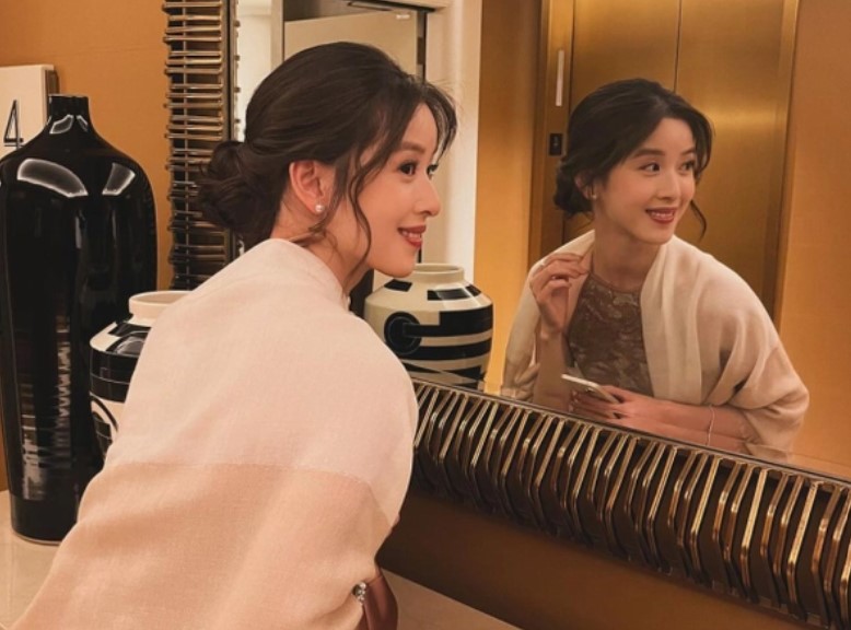 &quot;Hot girl tr&#xE0; s&#x1EEF;a&quot; Ch&#x1B0;&#x1A1;ng Tr&#x1EA1;ch Thi&#xEA;n g&#xE2;y cho&#xE1;ng v&#x1EDB;i nhan s&#x1EAF;c &#x111;&#x1EC9;nh cao &#x1EDF; tu&#x1ED5;i 31, chi&#x1EBF;m tr&#x1ECD;n spotlight &#x1EDF; s&#x1EF1; ki&#x1EC7;n d&#xF9; hi&#x1EBF;m hoi xu&#x1EA5;t hi&#x1EC7;n