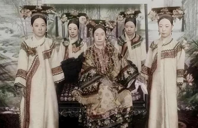 Vào thời nhà Thanh hơn 100 năm trước, tại sao các phi tần lại xấu xí đến thế?