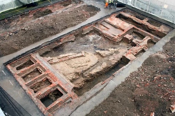 Lâu đài ngàn năm bất ngờ lộ ra dưới sân bóng rổ