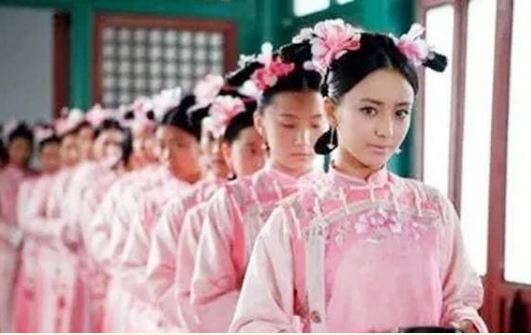 Khi Hoàng đế mới lên ngôi, ông sẽ làm gì với ba nghìn mỹ nữ trong hậu cung do vua cha để lại?