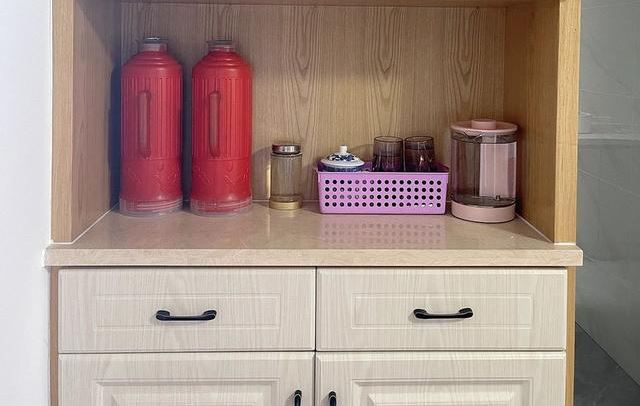 Cuộc sống tối giản của mẹ chồng tôi: Khoảnh khắc bà mở tủ quần áo ra khiến ai cũng bất ngờ