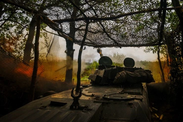 Pháo tự hành của Ukraine bắn về phía các vị trí của Nga ở ngoại ô Kupiansk. Ảnh: Reuters