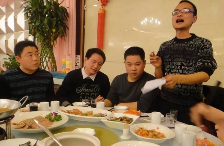 Buổi họp sau 20 năm, lớp trưởng liên tục khoe giàu, nhưng đến lúc thanh toán tiền ăn 20 triệu thì viện đủ lý do để về trước