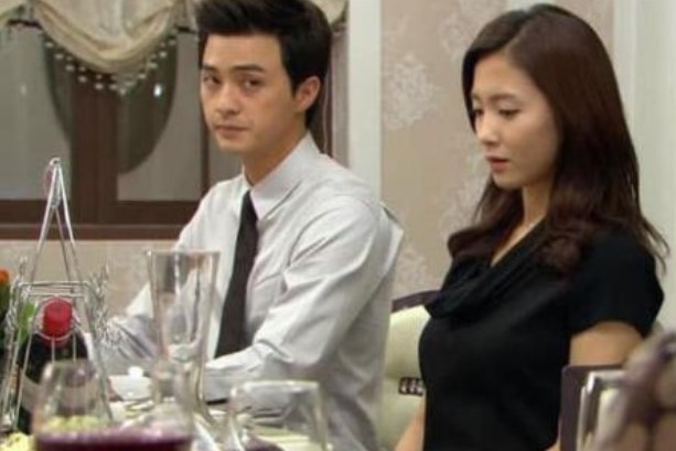 Vừa nhận miếng chân gà từ bố vợ tương lai, bạn trai bất ngờ hất ra và phũ phàng tuyên bố một câu khiến ai nấy thất kinh