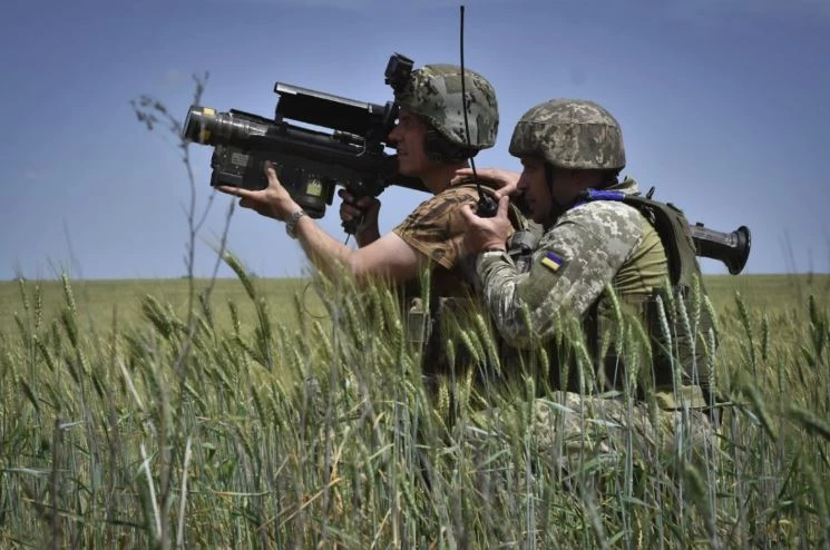 Quân đội Ukraine tìm kiếm mục tiêu bằng tên lửa phòng không Stinger do Mỹ sản xuất. Ảnh: AP