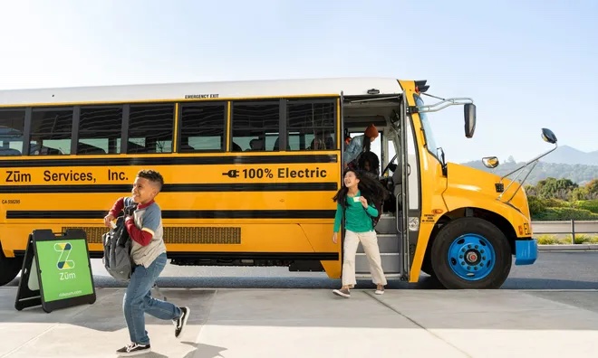 Các quốc gia áp đặt quy định nào với xe đưa đón để đảm bảo an toàn cho học sinh?