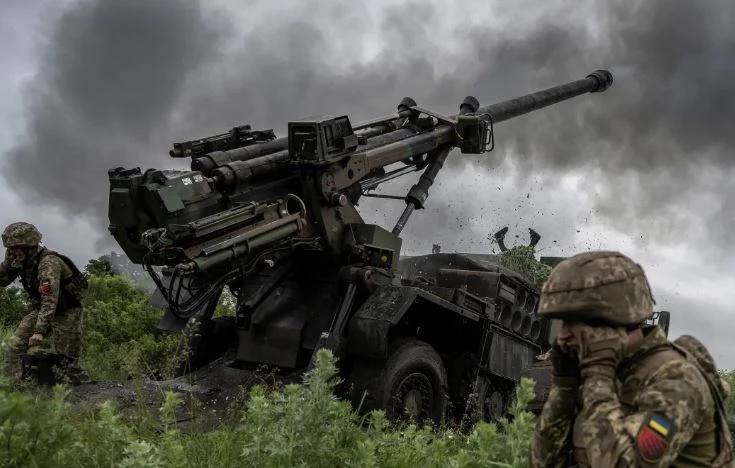 Lính Ukraine nã pháo Caesar (do Pháp sản xuất) về phía vị trí quân Nga gần thị trấn Avdiivak ở tỉnh Donetsk. Ảnh: Reuters.