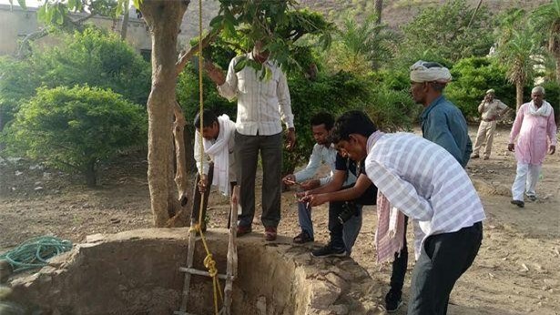 Lực lượng cứu hộ dùng thang gỗ để giải cứu con báo. Lực lượng cứu hộ dùng thang gỗ để giải cứu con báo.