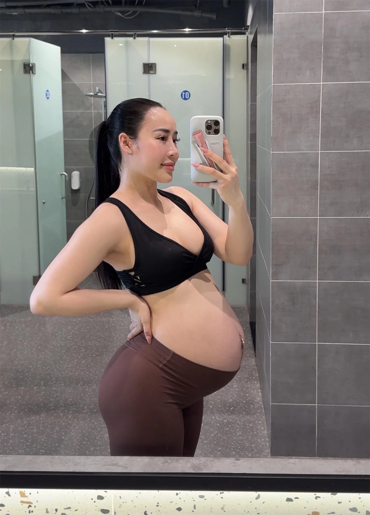 Khi hot girl đình đám làng fitness mang thai: Bầu 39 tuần vẫn nâng tạ 160kg nhìn "toát mồ hôi hột" - 1