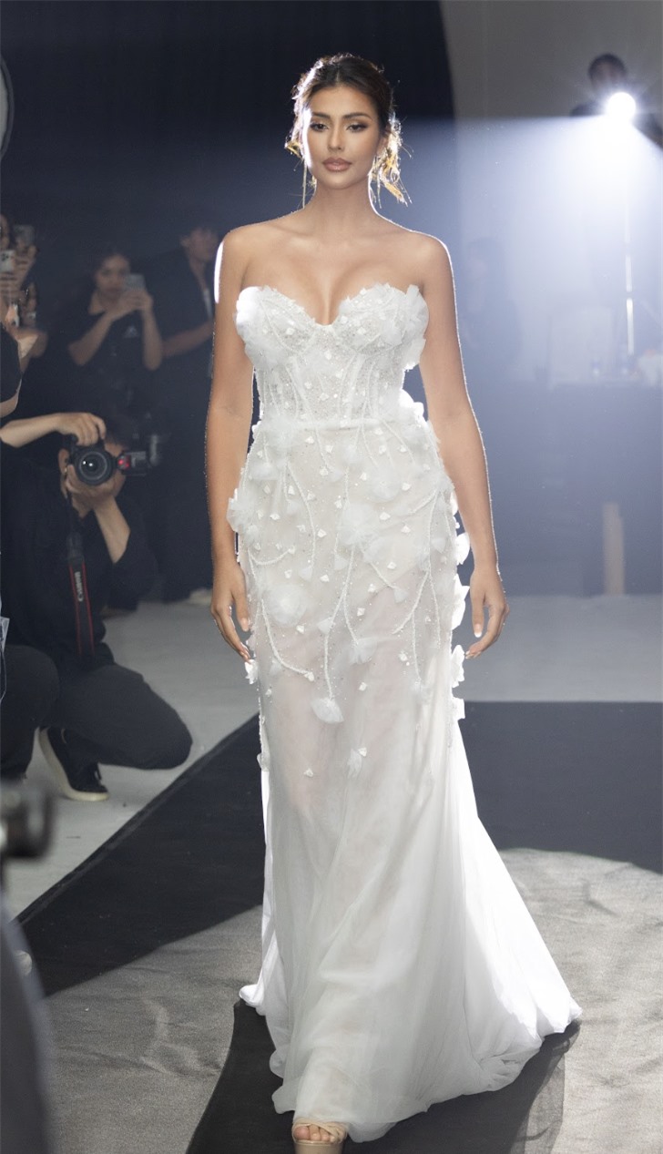 Sắc vóc Á hậu Hoàn vũ 2023 khi tới TPHCM ảnh 2