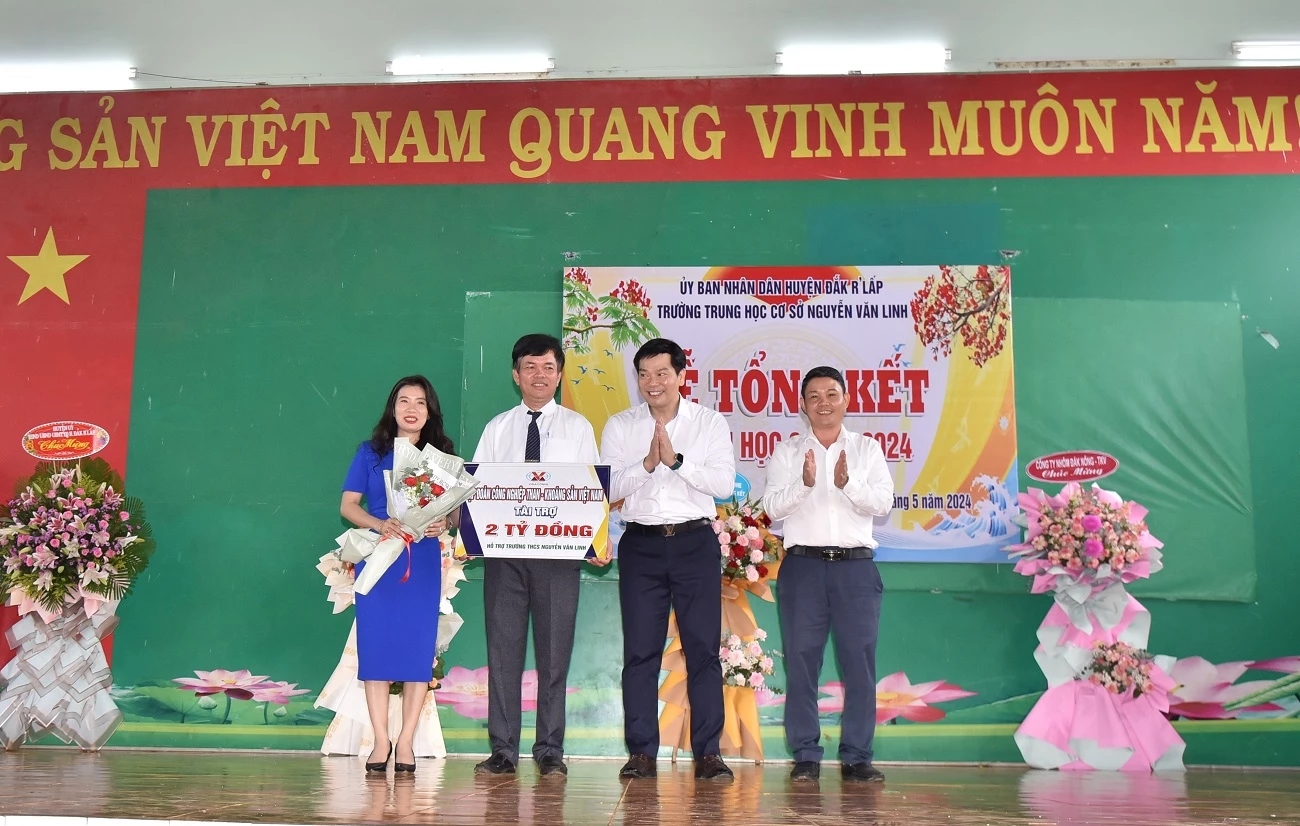 Đại diện TKV trao gói hỗ trợ 2 tỷ đồng cho Hiệu trưởng Trường THCS Nguyễn Văn Linh.