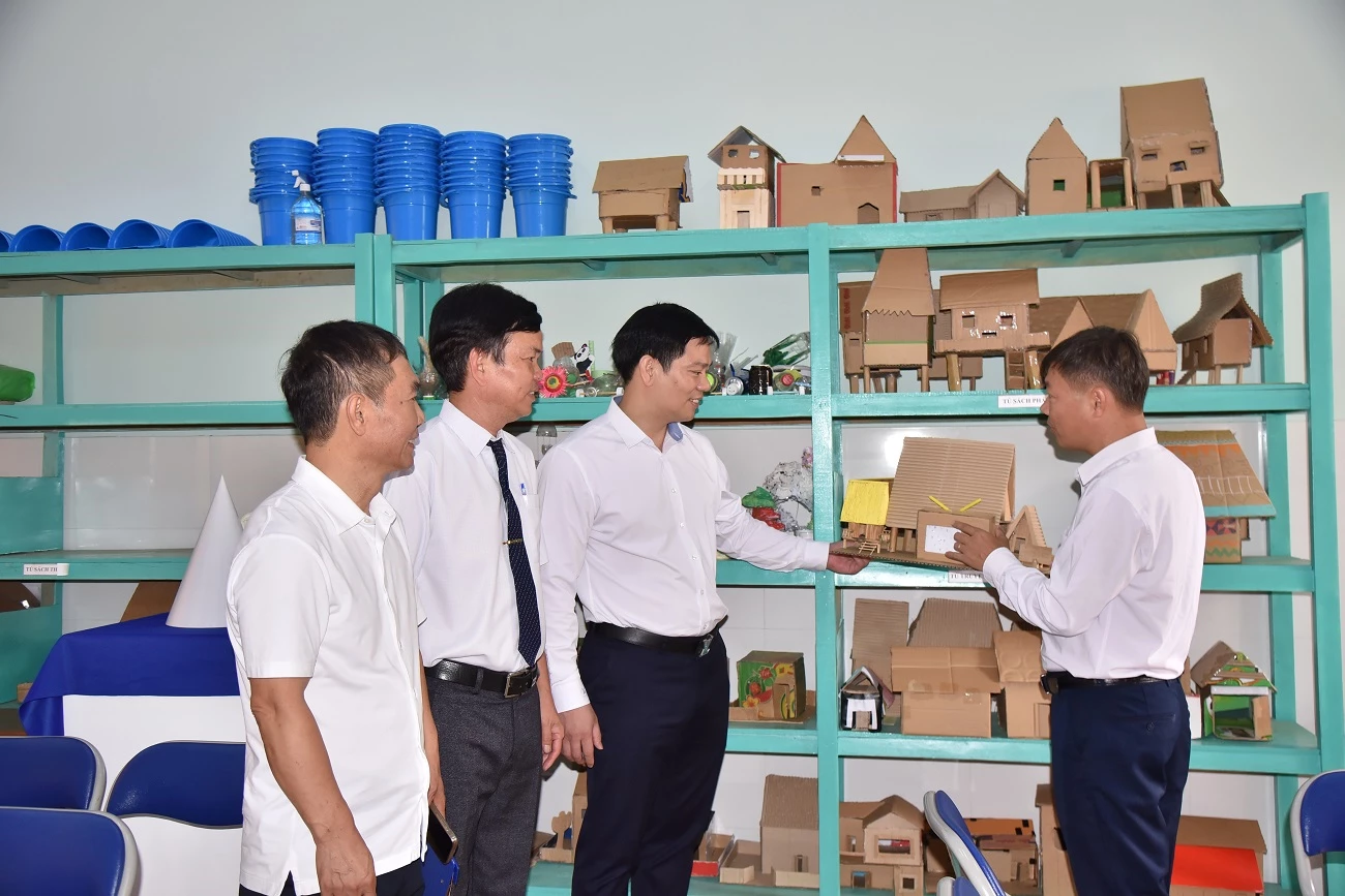Lãnh đạo TKV và Công ty Nhôm Đắk Nông kiểm tra cơ sở vật chất tại các trường.