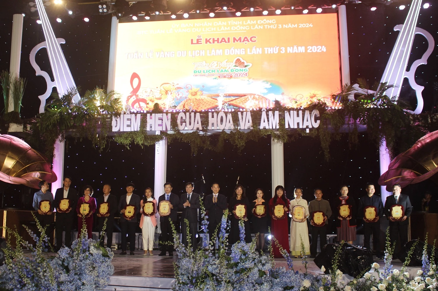 Quyền Bí thư Tỉnh uỷ Lâm Đồng Nguyễn Thái Học và Phó Chủ tịch UBND tỉnh lâm Đồng Võ Ngọc Hiệp tặng biểu trưng tri ân các doanh nghiệp đồng hành.