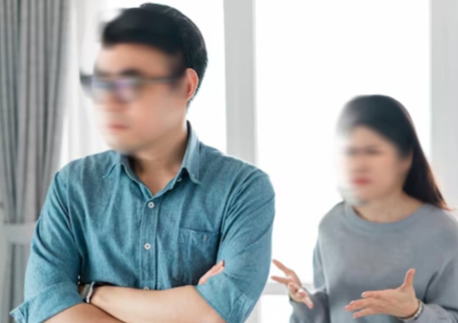 Bực bội khi mỗi tháng chỉ được cầm 8 triệu tiền lương của chồng, một hôm thấy anh ngồi bên hiên nhà, tôi giật thót vội lao đến xin lỗi